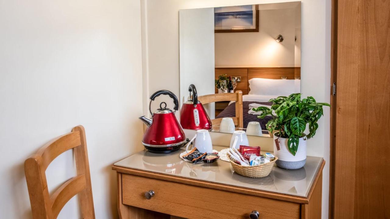 Holiday Hotel Голуей Екстериор снимка