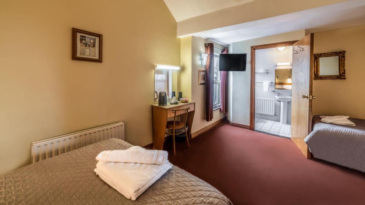 Holiday Hotel Голуей Екстериор снимка