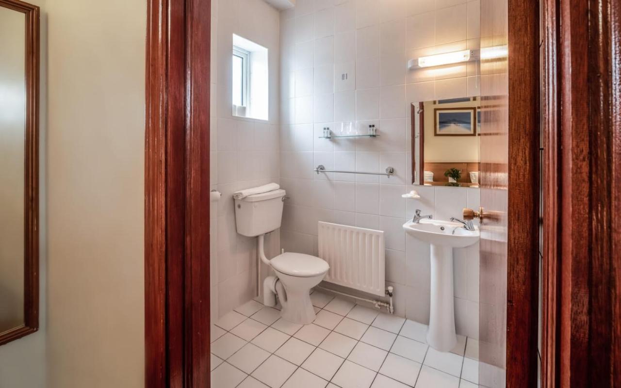 Holiday Hotel Голуей Екстериор снимка