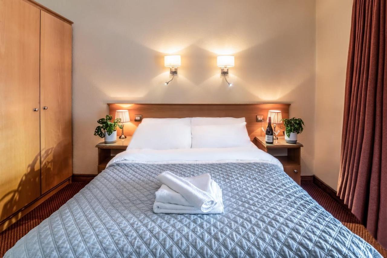 Holiday Hotel Голуей Екстериор снимка