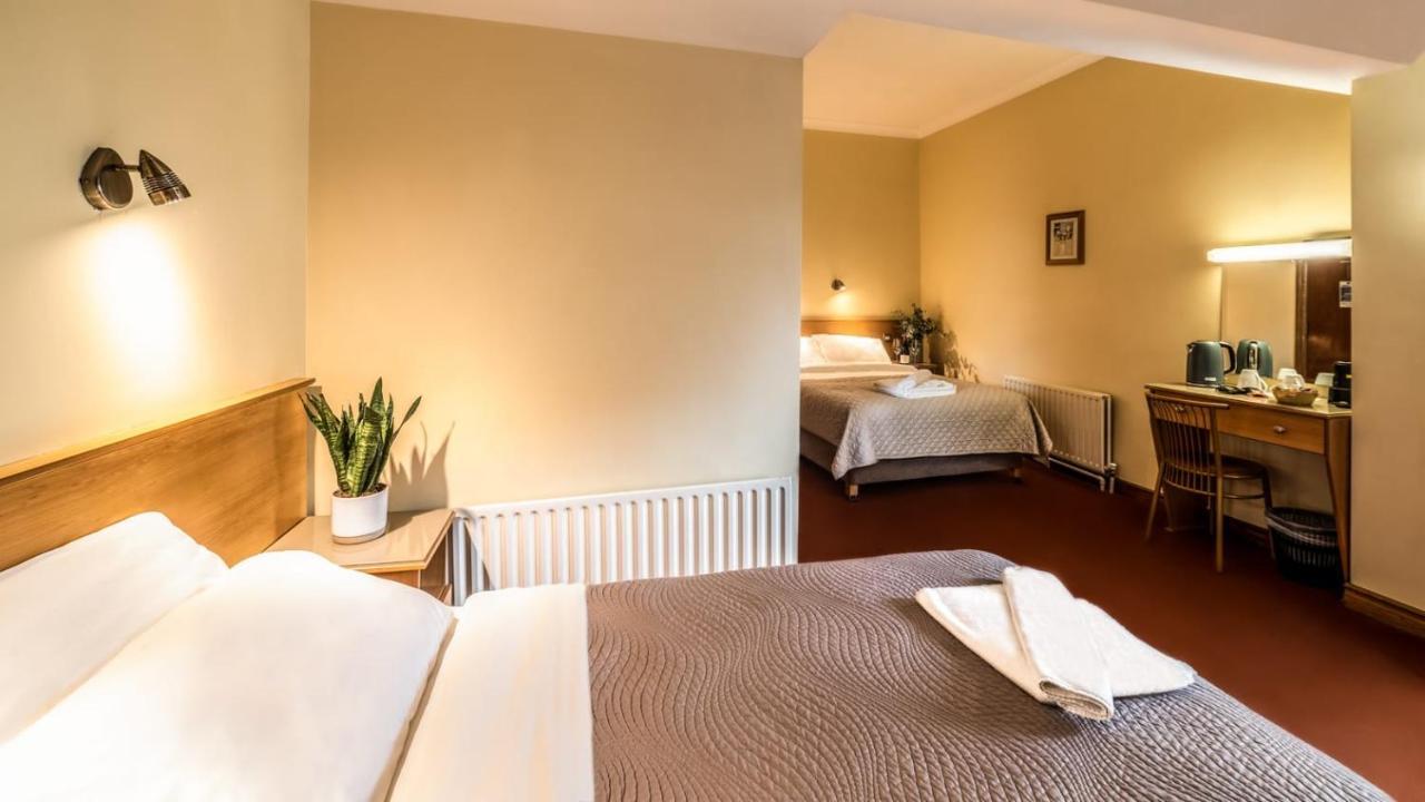Holiday Hotel Голуей Екстериор снимка
