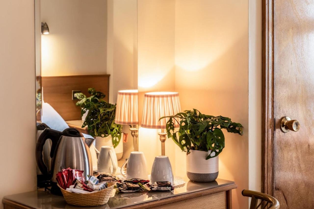 Holiday Hotel Голуей Екстериор снимка