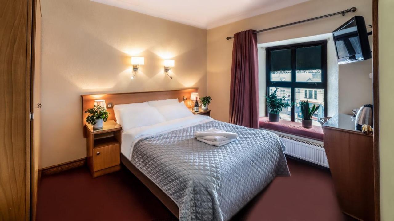 Holiday Hotel Голуей Екстериор снимка
