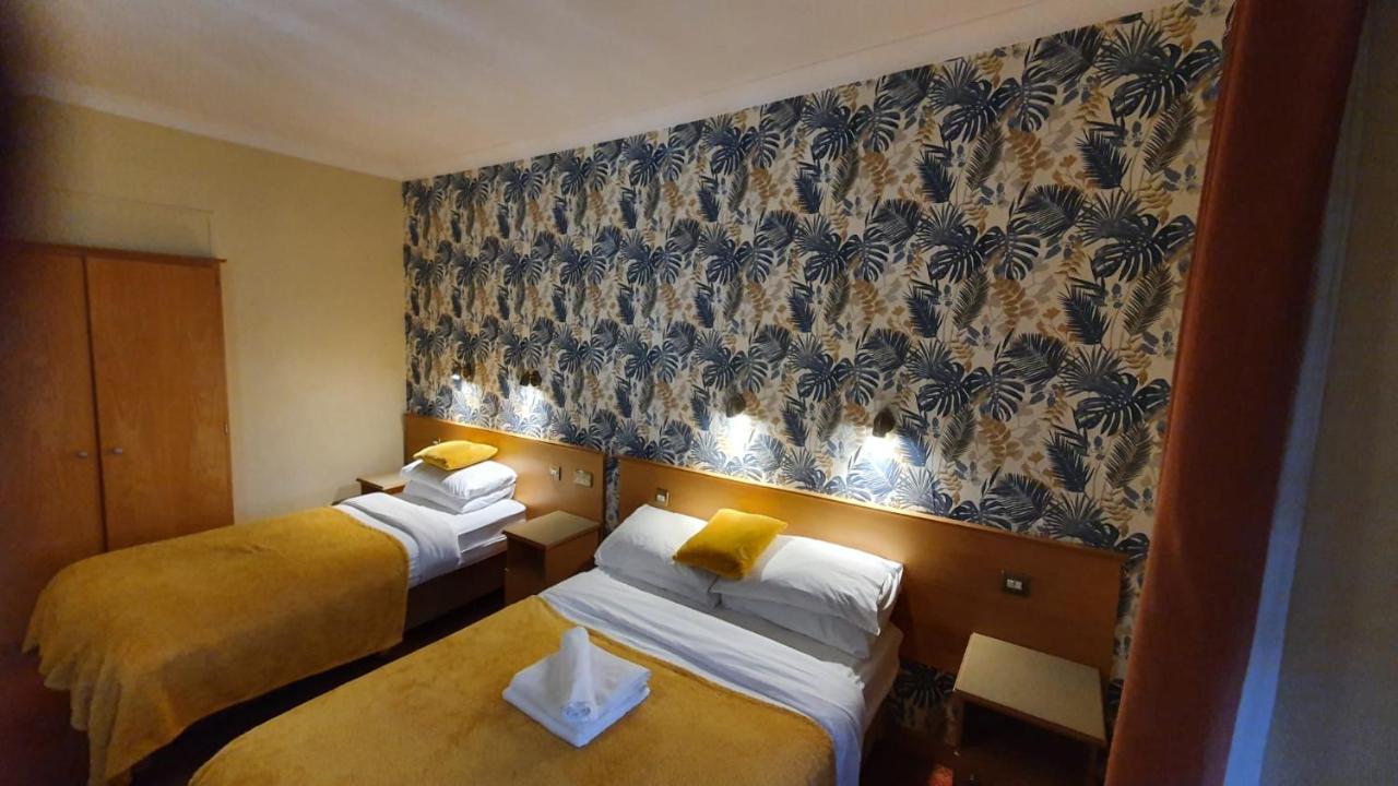 Holiday Hotel Голуей Екстериор снимка