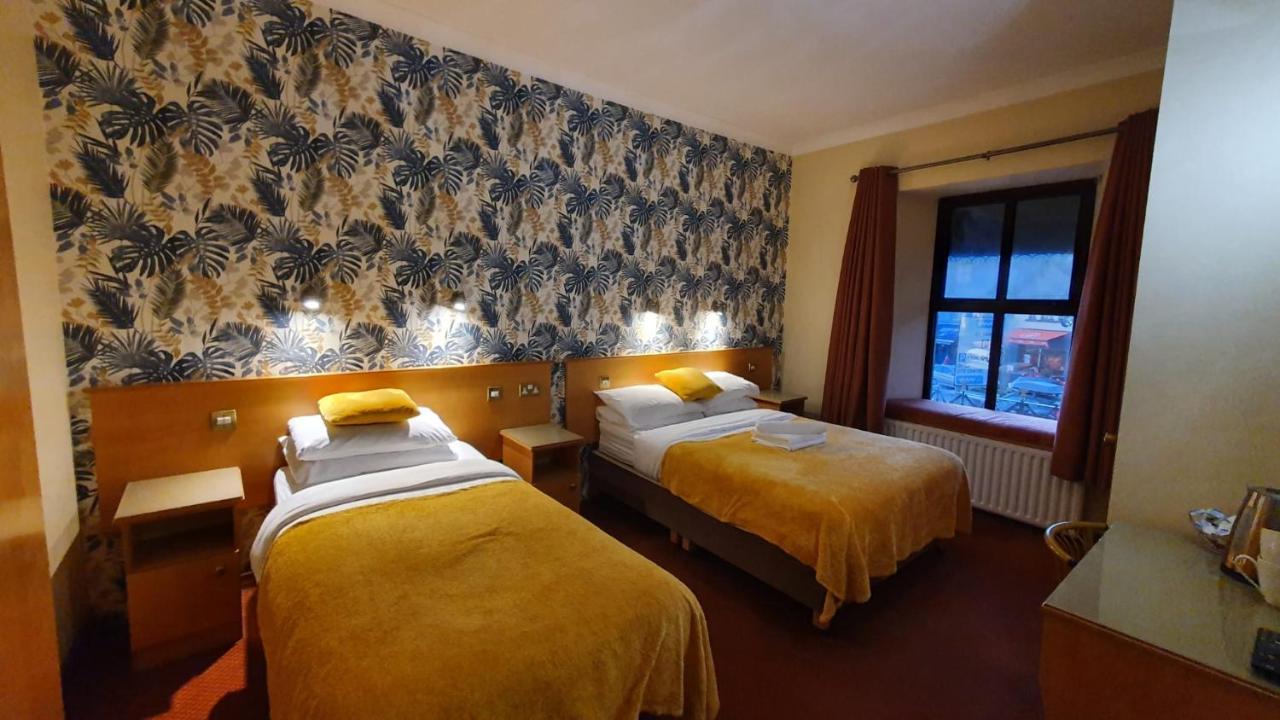 Holiday Hotel Голуей Екстериор снимка