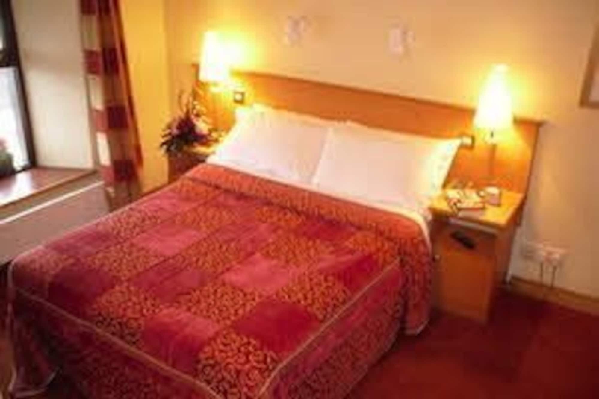 Holiday Hotel Голуей Екстериор снимка